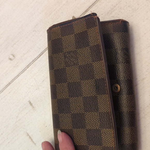 Louis Vuitton Brown Damier wallet GUC - Picture 13 of 16